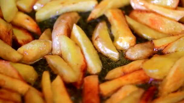 Koken Heerlijke Gebakken Aardappelen Closeup — Stockvideo