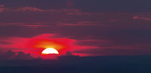Beau Coucher Soleil Avec Des Nuages Colorés Sur Ciel — Photo
