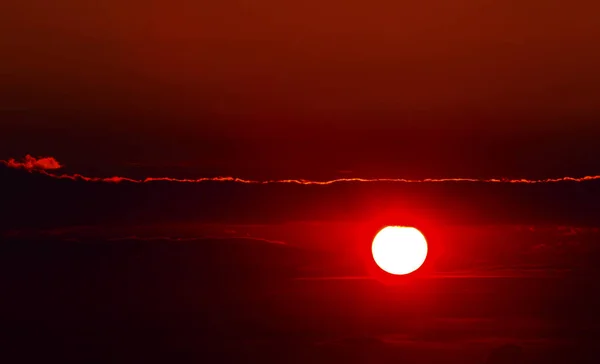 Kaunis Auringonlasku Värikkäillä Pilvillä Taivaalla — kuvapankkivalokuva