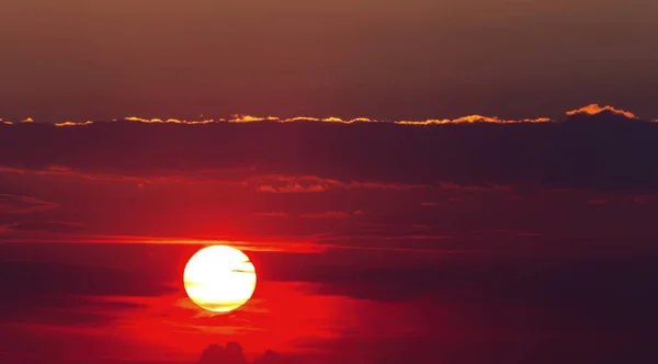 Belo Pôr Sol Com Nuvens Coloridas Céu — Fotografia de Stock