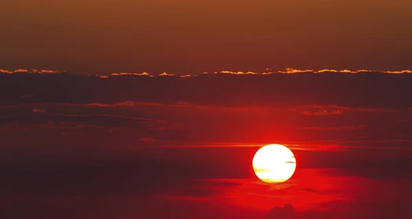 Vacker Solnedgång Med Färgglada Moln Himlen — Stockfoto