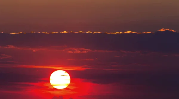 Beau Coucher Soleil Avec Des Nuages Colorés Sur Ciel — Photo