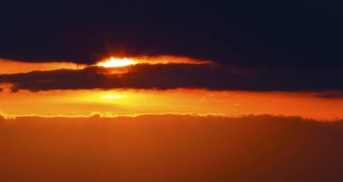 Renkli bulutların üstünde gökyüzü ile güzel gün batımı