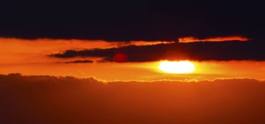 Renkli bulutların üstünde gökyüzü ile güzel gün batımı