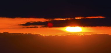 Renkli bulutların üstünde gökyüzü ile güzel gün batımı