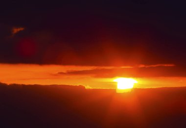 Renkli bulutların üstünde gökyüzü ile güzel gün batımı