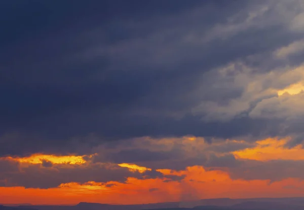 Renkli Bulutların Üstünde Gökyüzü Ile Güzel Gün Batımı — Stok fotoğraf