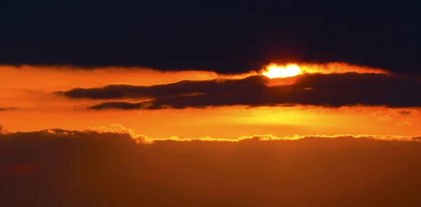 Belo Pôr Sol Com Nuvens Coloridas Céu — Fotografia de Stock