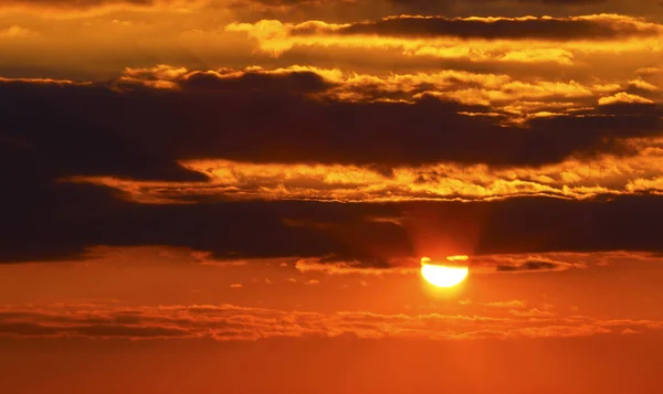 Belo Pôr Sol Com Nuvens Coloridas Céu — Fotografia de Stock