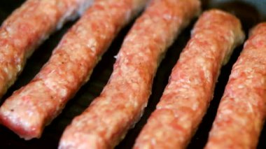 Barbekü portre üzerinde taze kıyılmış et pişirme