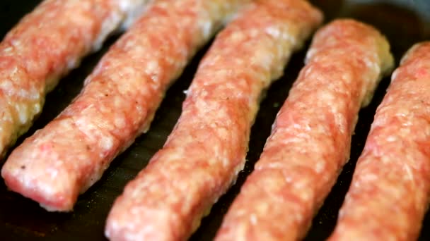 Bakken Van Vers Gehakt Vlees Barbecue Closeup — Stockvideo