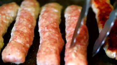 Barbekü portre üzerinde taze kıyılmış et pişirme