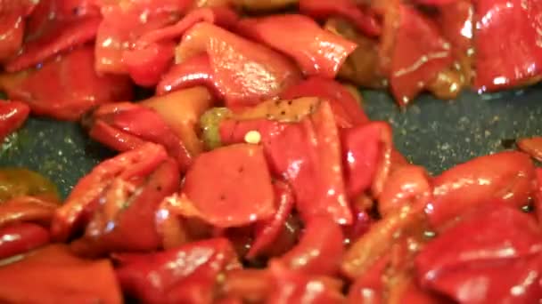 Koken Van Verse Rode Peper Closeup — Stockvideo
