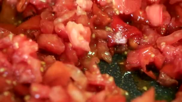 烹饪新鲜蔬菜 西红柿和胡椒粉 — 图库视频影像