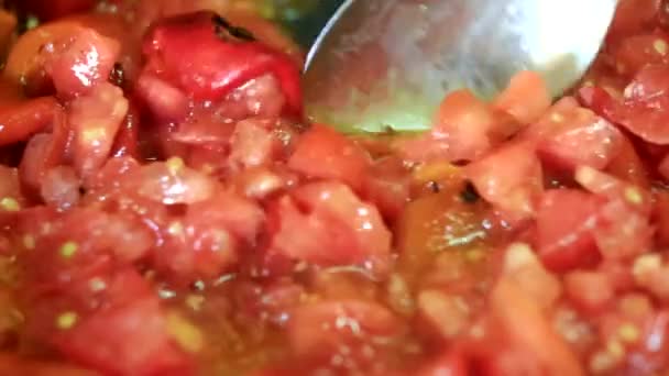 烹饪新鲜蔬菜 西红柿和胡椒粉 — 图库视频影像