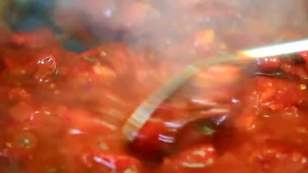 烹饪新鲜蔬菜 西红柿和胡椒特写 — 图库视频影像
