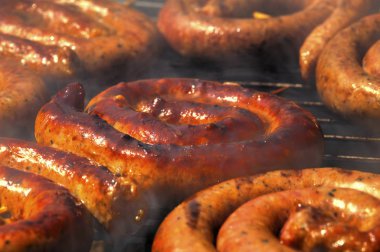 Izgarada leziz sosisler ızgara. Yakın çekim manzaralı.