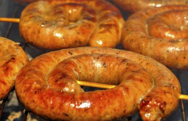 Izgarada leziz sosisler ızgara. Yakın çekim manzaralı.