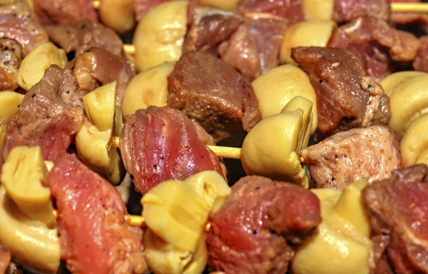 烧烤时烧烤鲜肉及蘑菇近景 — 图库照片