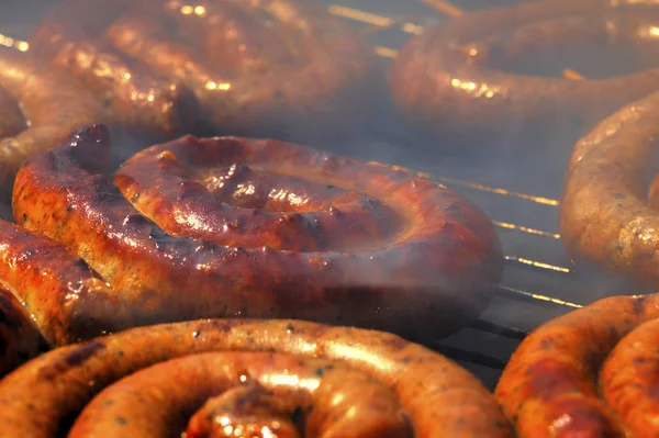 Asar Deliciosas Salchichas Barbacoa Vista Cerca Imagen de archivo