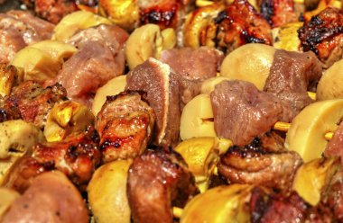 Barbeküde taze et ve mantar ızgara. Yakın görüş.