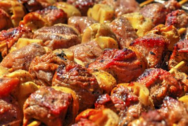 Barbeküde taze et ve mantar ızgara. Yakın görüş.