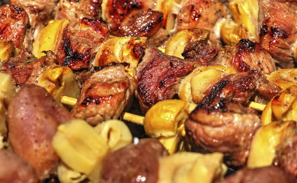 烧烤时烧烤鲜肉及蘑菇近景 — 图库照片