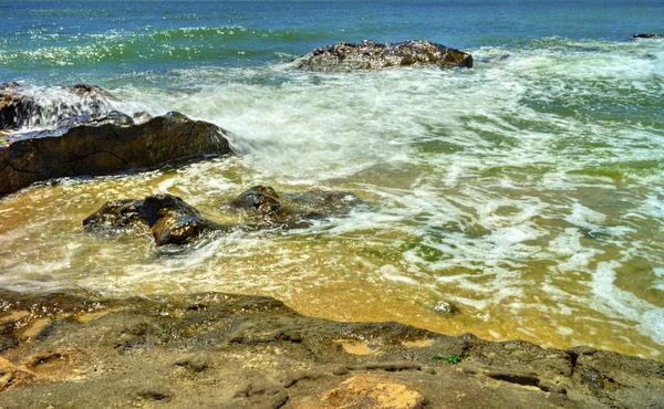 日当たりの良いビーチで岩や海の波と美しい風景 — ストック写真