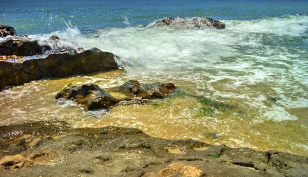 日当たりの良いビーチで岩や海の波と美しい風景 — ストック写真