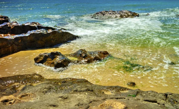 日当たりの良いビーチで岩や海の波と美しい風景 — ストック写真