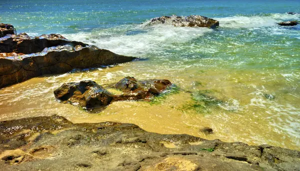 日当たりの良いビーチで岩や海の波と美しい風景 — ストック写真