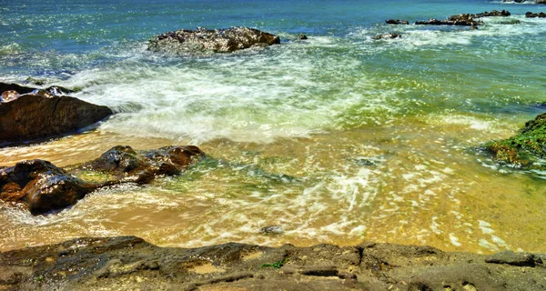 日当たりの良いビーチで岩や海の波と美しい風景 — ストック写真