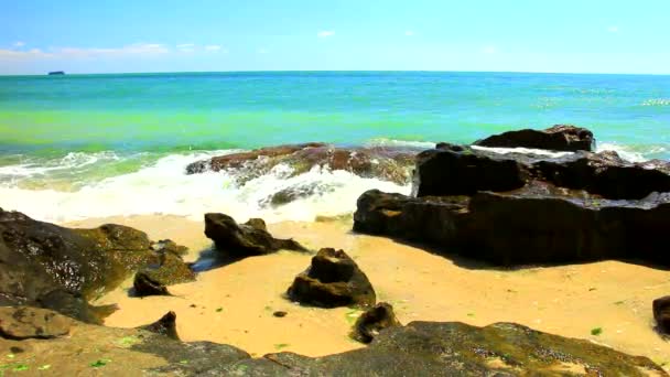 Hermosa Vista Con Rocas Olas Mar Una Playa Soleada — Vídeo de stock