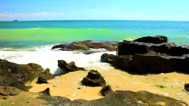 Bela Vista Com Rochas Ondas Mar Uma Praia Ensolarada — Vídeo de Stock