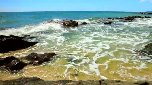 Bela Vista Com Rochas Ondas Mar Uma Praia Ensolarada — Vídeo de Stock