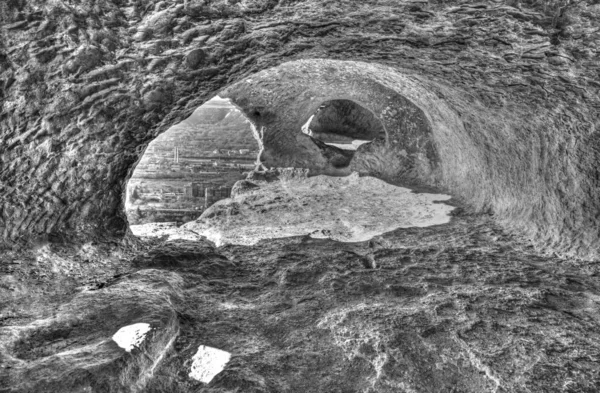 Вид Изнутри Пещеры Черно Белом Цвете — стоковое фото
