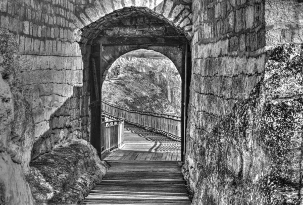 Olhar Através Portão Pedra Aberto Uma Fortaleza Antiga Preto Branco — Fotografia de Stock