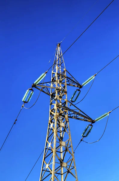 Een Pilon Van Overhead Hoogspanningslijn Blauwe Lucht — Stockfoto