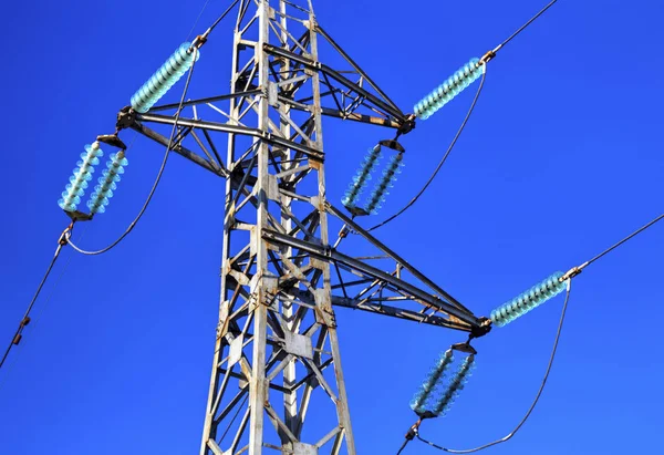 Mavi Gökyüzünde Bir Elektrik Hattı Direği — Stok fotoğraf