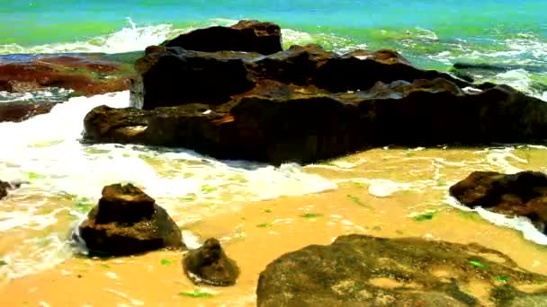 Вид Скалы Морские Волны Солнечном Пляже — стоковое видео