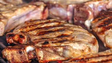 Barbekü yakından görünümünde ızgara taze et