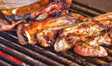 Barbekü yakından görünümünde ızgara taze et