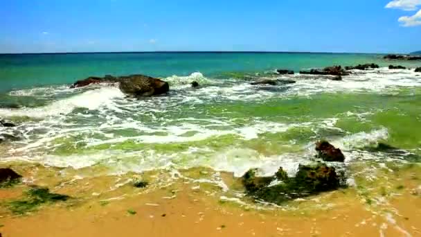 Bela Vista Com Rochas Ondas Mar Uma Praia Ensolarada — Vídeo de Stock