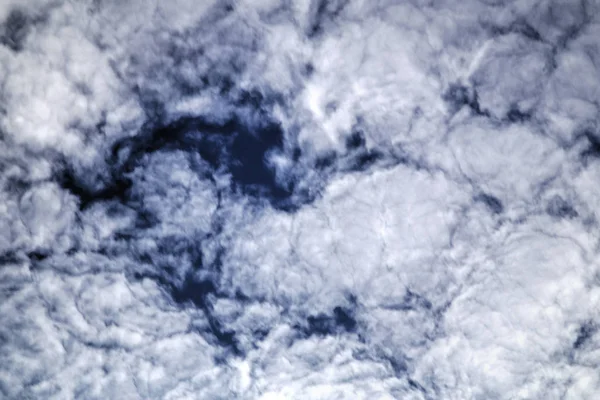 Ένα Φόντο Από Σύννεφα Στον Γαλάζιο Ουρανό — Φωτογραφία Αρχείου