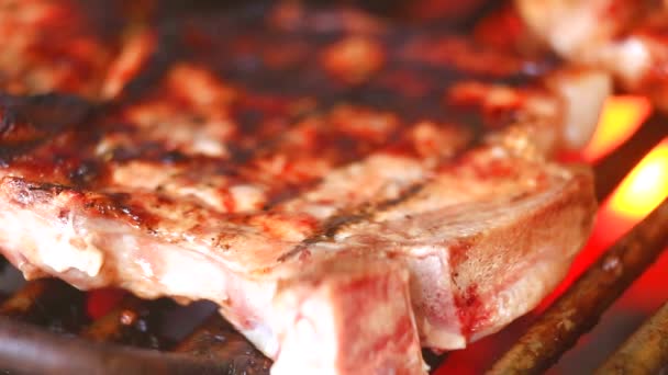Grigliate Carne Fresca Sul Barbecue Vista Vicino — Video Stock