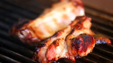 Barbeküde taze et kızartıyorum. Yakın görüş.