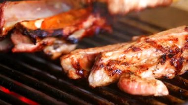 Barbeküde taze et kızartıyorum. Yakın görüş.