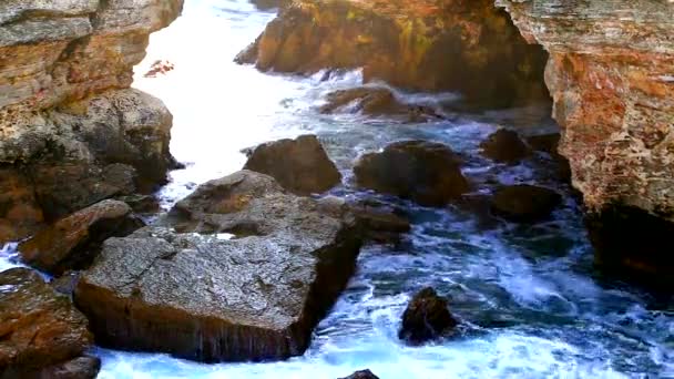 Bella Vista Con Onde Marine Che Schizzano Una Riva Rocciosa — Video Stock