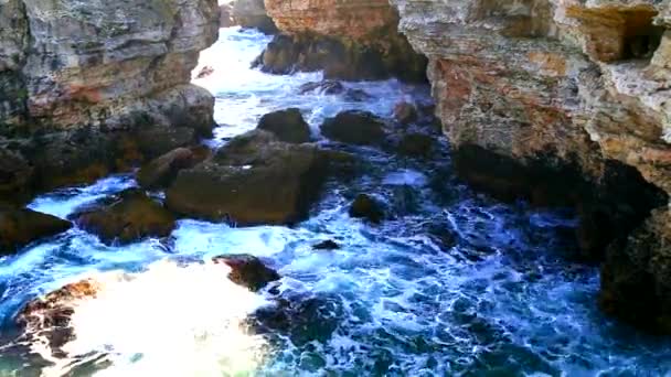 岩の多い海岸に海の波が飛び交う美しい景色 — ストック動画