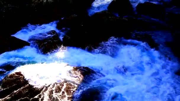 Belle vue avec des vagues de mer éclaboussant dans un rivage rocheux 